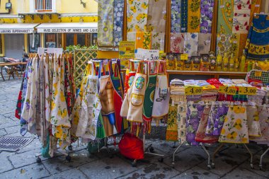 Sorrento, İtalya - 7 Mart 2018: Hediyelik eşya dükkanı İtalya'nın güneyindeki Tekstil Hatıra