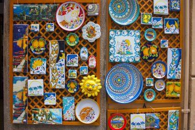 Sorrento, İtalya - 7 Mart 2018: Hediyelik eşya dükkanı Sorrento, geleneksel seramik plakalar