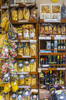 Naples, İtalya - 5 Mart 2018: Makarna, spagetti ve Napoli deposundaki bitkisel yağ