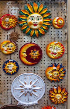 Sorrento, İtalya - 7 Mart 2018: Seramik vitrin Sorrento, Hatıra Eşyası güneş