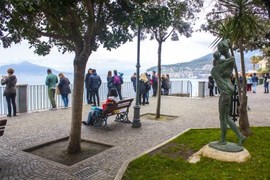 Sorrento, İtalya - 7 Mart 2018: Turistler kadar basit Villa Comunale Sorrento