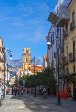 Sorrento, İtalya - 7 Mart 2018: Orta Sorrento kilisenin çan kulesi bakan sokak