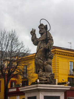 Sorrento, İtalya - 7 Mart 2018: Sorrento, San Antonio Piazza Tasso adlı bir Benedictine keşiş koruyucu azizi heykeli