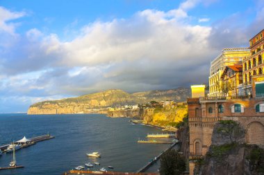 Sorrento, İtalya - 7 Mart 2018: Sorrento gözlem güverteden Sahil (Marina Grande) görünümünü