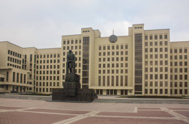 Minsk - 17 Kasım 2017. Hükümet Binası ve Lenin Minsk, Beyaz Rusya için Anıt Binası