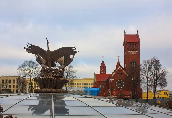 ミンスク 2017 カトリック教会の聖シメオンとミンスク ベラルーシの独立広場のセント ヘレナ — ストック写真