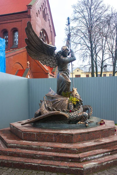 Minsk Noviembre 2017 Estatua Del Arcángel Miguel Ante Iglesia Católica — Foto de Stock