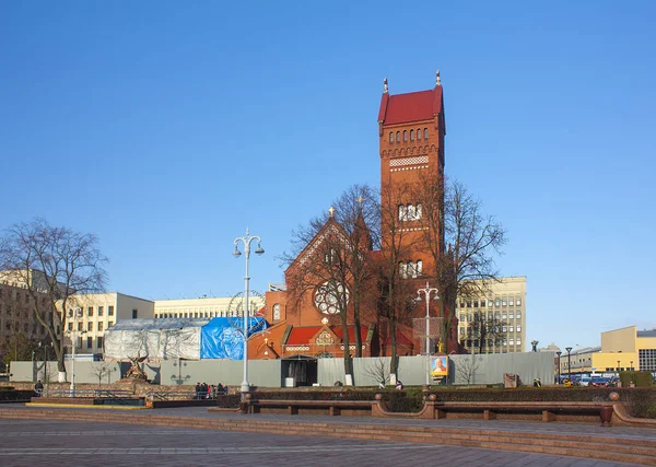 明斯克 2017年11月17日 白俄罗斯明斯克独立广场圣西缅天主教会和圣赫勒拿教堂 — 图库照片