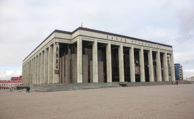 Minsk - 17 Kasım 2017. Cumhuriyet sarayının Ekim Meydanı Minsk, Beyaz Rusya
