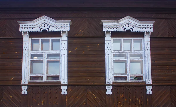 Minsk Marraskuuta 2017 Seinä Jossa Kaksi Ikkunaa Vanhasta Puutalosta Minskissä — kuvapankkivalokuva
