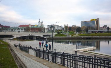 Minsk - 17 Kasım 2017. Minsk, Beyaz Rusya eski şehirden Svisloch Nehri'nin görünümü 
