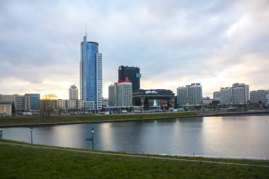 Minsk - 17 Kasım 2017. Royal Plaza iş merkezi arka planda Svisloch nehir ve Minsk Mobil alışveriş galerisi, Beyaz Rusya çıkabilir Minsk'den şehir görünümünü