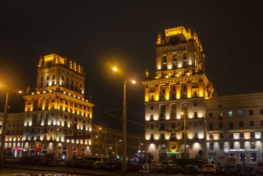 Minsk - 17 Kasım 2017. İki bina Minsk İstasyon Meydanı Minsk, Beyaz Rusya'nın simgeleyen kule
