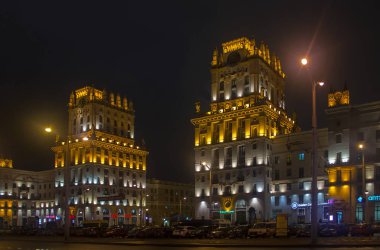 Minsk - 17 Kasım 2017. İki bina Minsk İstasyon Meydanı Minsk, Beyaz Rusya'nın simgeleyen kule