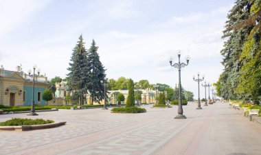 Kiev, Ukrayna - 11 Haziran 2018: Mariinsky parkta güneşli gün Kiev, Ukrayna