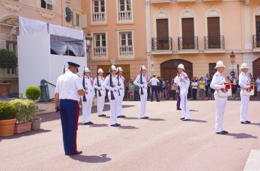 Monaco, Monaco-Ville - 22 Haziran 2018: Monaco-Ville, Monaco Kraliyet Sarayı nda Kraliyet Muhafız değiştirme