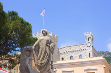 Monaco, Monaco-Ville - 22 Haziran 2018: Koloniler Etrages Prens Sarayı Monaco yakınındaki haraç anıt