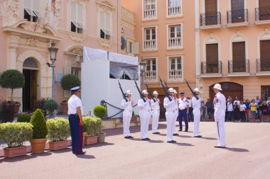Monaco, Monaco-Ville - 22 Haziran 2018: Monaco-Ville, Monaco Kraliyet Sarayı nda Kraliyet Muhafız değiştirme