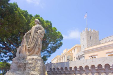 Monaco, Monaco-Ville - 22 Haziran 2018: Koloniler Etrages Prens Sarayı Monaco yakınındaki haraç anıt