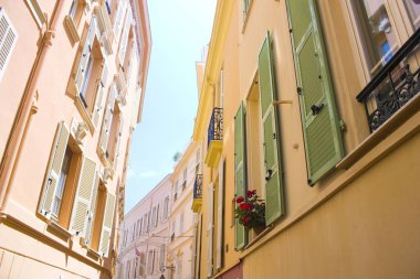Monaco, Monaco-Ville - 22 Haziran 2018: Sokaklar ve binalar Monako eski şehirde
