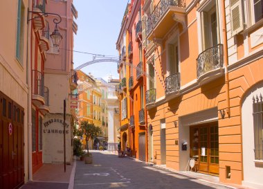 Monaco, Monaco-Ville - 22 Haziran 2018: Ev ve binalar eski kasabasında: Monaco-Ville, Monaco