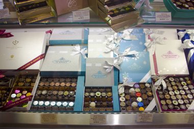 Monaco, Monaco-Ville - 22 Haziran 2018: Çikolata el yapımı ünlü çikolata şekerleme Monako