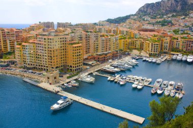 Monaco, Fontvieille - 22 Haziran 2018: Fontvieille ve Monaco Harbor görünüm