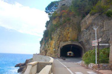 Monaco, Monte-Carlo - 22 Haziran 2018: Monte Carlo'da yolu tüneli olan yol