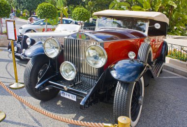 Monaco, Monte-Carlo - 22 Haziran 2018: Lüks retro otomobil yanında Cafe de Paris Monaco Casino
