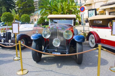Monaco, Monte-Carlo - 22 Haziran 2018: Lüks retro otomobil yanında Cafe de Paris Monaco Casino