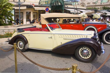 Monaco, Monte-Carlo - 22 Haziran 2018: Lüks retro otomobil yanında Cafe de Paris Monaco Casino
