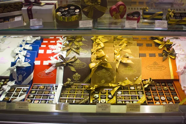 Monaco, Monaco-Ville - 22 Haziran 2018: Çikolata el yapımı ünlü çikolata şekerleme Monako