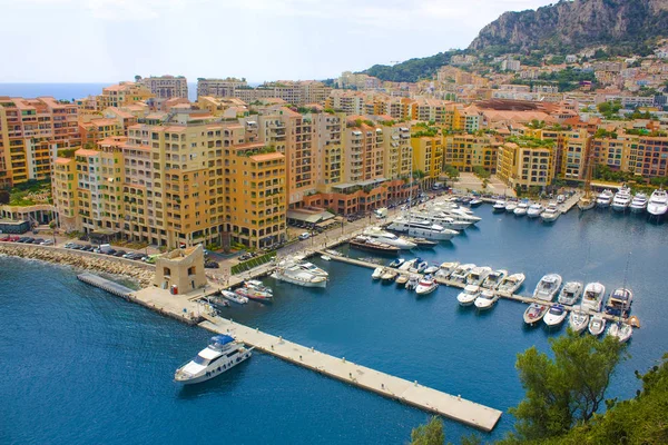Monaco, Fontvieille - 22 Haziran 2018: Fontvieille ve Monaco Harbor görünüm