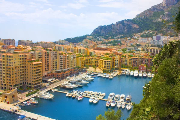 Monaco, Fontvieille - 22 Haziran 2018: Fontvieille ve Monaco Harbor görünüm