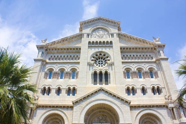 Monaco, Monaco-Ville - 22 Haziran 2018: Saint Nicholas Katedrali Monaco görünümünü