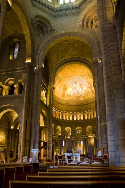 Monaco, Monaco-Ville - 22 Haziran 2018: Saint Nicholas Katedrali Monako iç