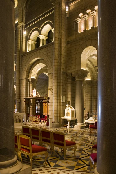 Monaco, Monaco-Ville - 22 Haziran 2018: Saint Nicholas Katedrali Monako iç