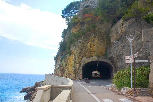 Monaco, Monte-Carlo - 22 Haziran 2018: Monte Carlo'da yolu tüneli olan yol
