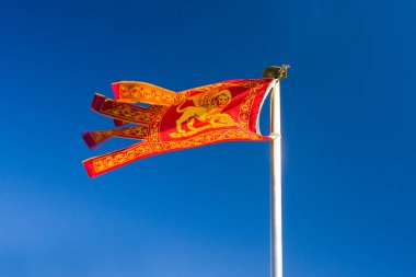 Venice, İtalya - 13 Ekim 2017: Venedik bayrak mavi gökyüzü önünde aslan ile