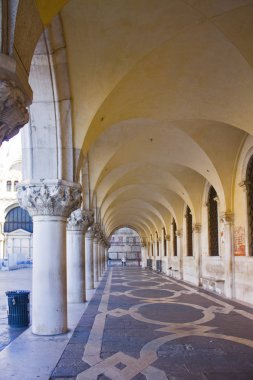 Venice, İtalya - 13 Ekim 2017: Antik kemerler sütunlar, Doge Sarayı Venedik