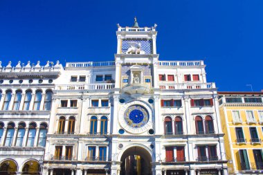 Venice, İtalya - 13 Ekim 2017: Zodiac saat. Kanatlı aslan ve iki saat kulesi moors bell - Rönesans'ın başlarında çarpıcı (1497) Bina Venedik, Piazza San Marco ve Kuzey tarafında bulunan