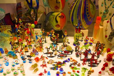 Venice, İtalya - 13 Ekim 2017: Vitrin Venedik deposunda Venedik cam (Murano cam)