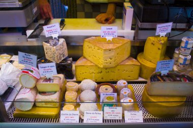 Venice, İtalya - 13 Ekim 2017: Peynir bir mağaza İtalya