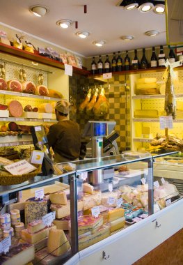 Venice, İtalya - 13 Ekim 2017: Peynir bir mağaza İtalya
