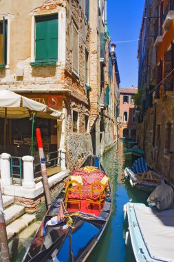 Venice, İtalya - 13 Ekim 2017: Güzel romantik Venedik cityscape Gondol ile