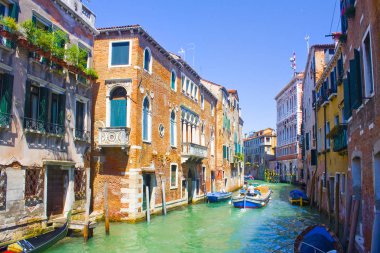Venice, İtalya - 13 Ekim 2017: Güzel romantik Venedik cityscape bir kanal ile