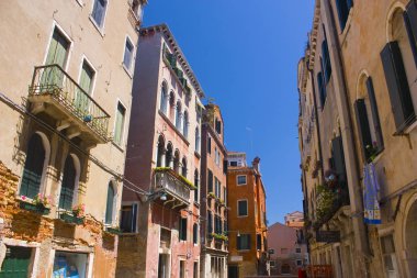 Venice, İtalya - 13 Ekim 2017: Venedik dar sokak mimarisini