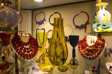 Venice, İtalya - 13 Ekim 2017: Vitrin Venedik deposunda Venedik cam (Murano cam)