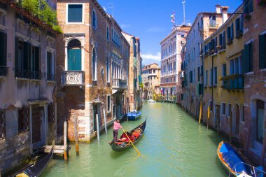 Venice, İtalya - 13 Ekim 2017: Güzel romantik Venedik cityscape Gondol ile