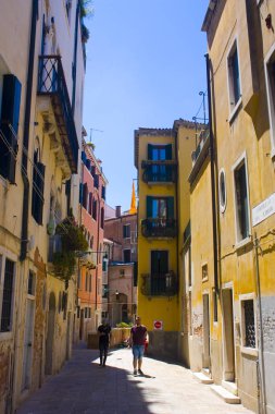 Venice, İtalya - 13 Ekim 2017: Venedik dar sokak mimarisini